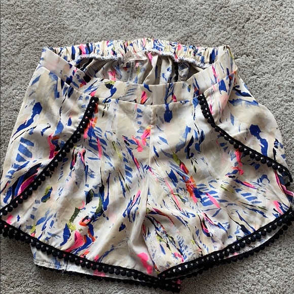Pastel fabric shorts - Picture 3 of 3